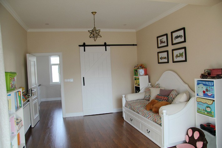 这个房间带阳台同一色号,立邦,古象牙.活动室应该是这种温暖的感觉吧.