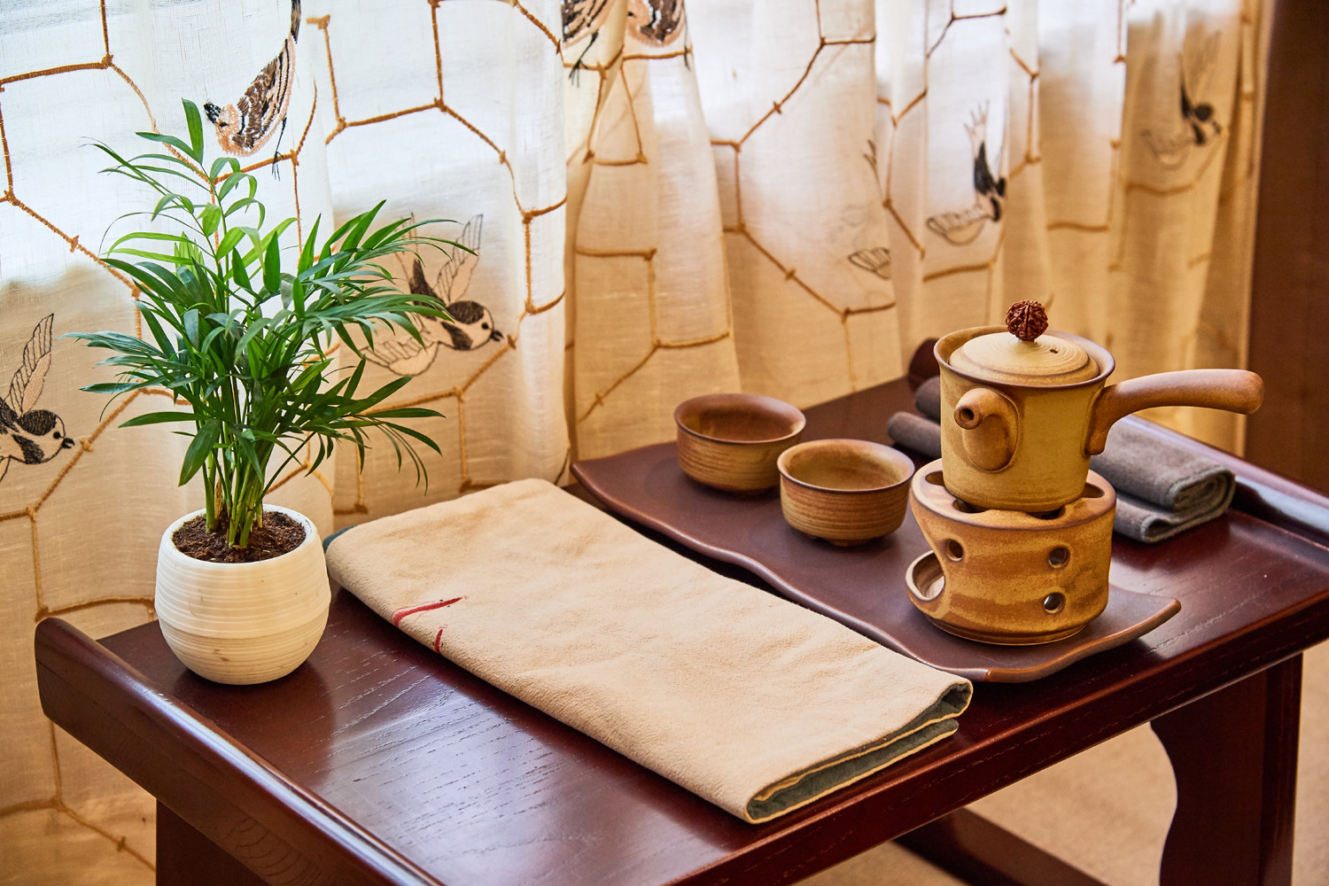 中式三居装修飘窗茶台图片
