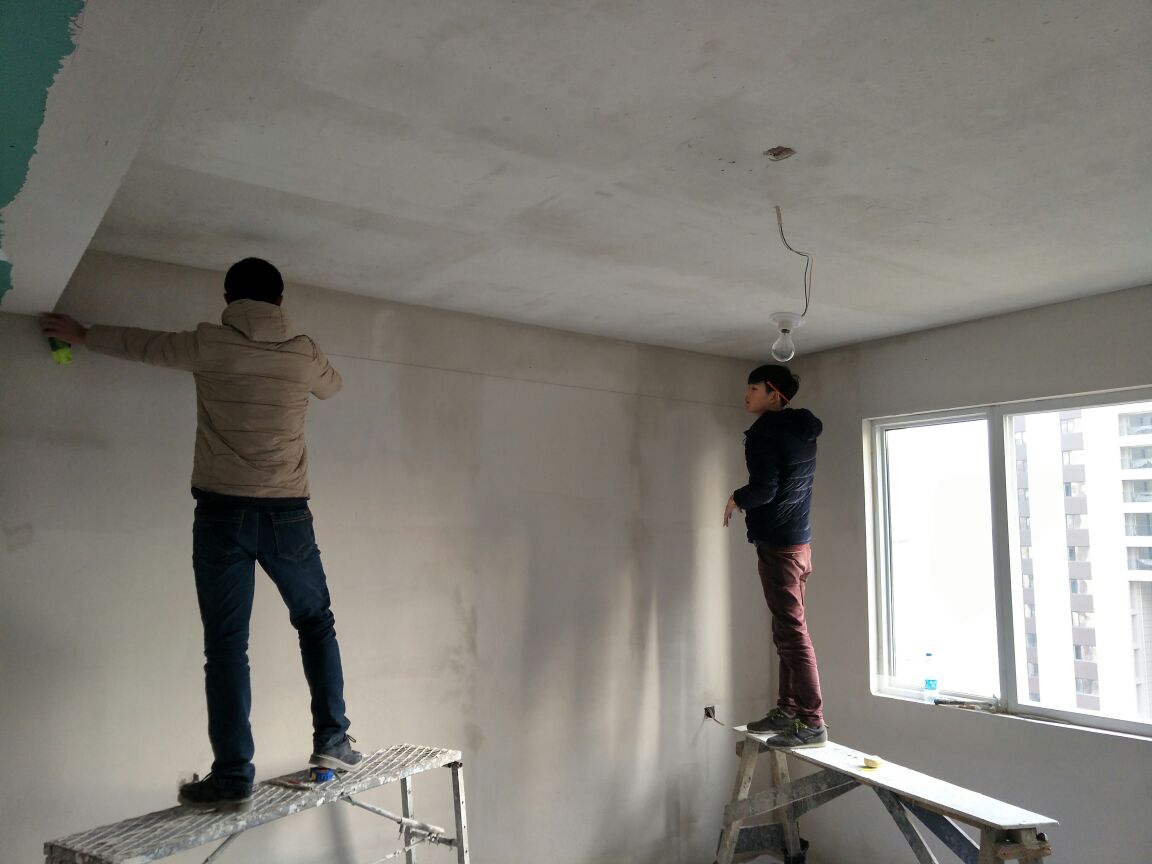 3-1903户,客餐厅,过道天花造型贴石膏线,工人正在弹线施-齐家网