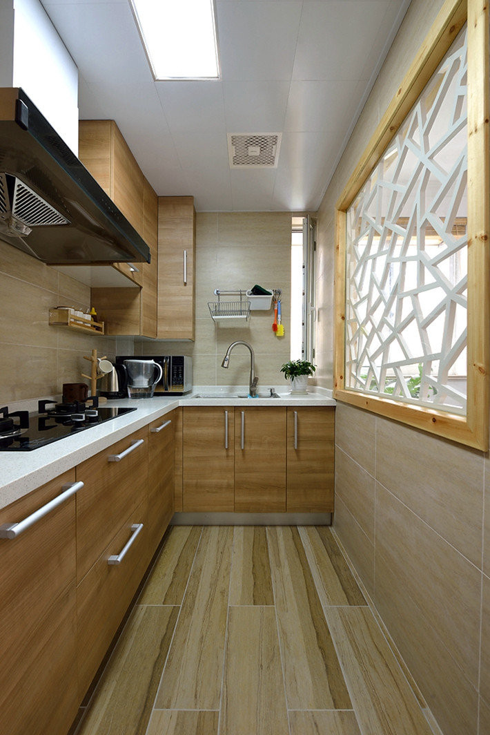 很多人肯定会觉得我家厨房用木地板实在是太不科学了吧,哈哈,.