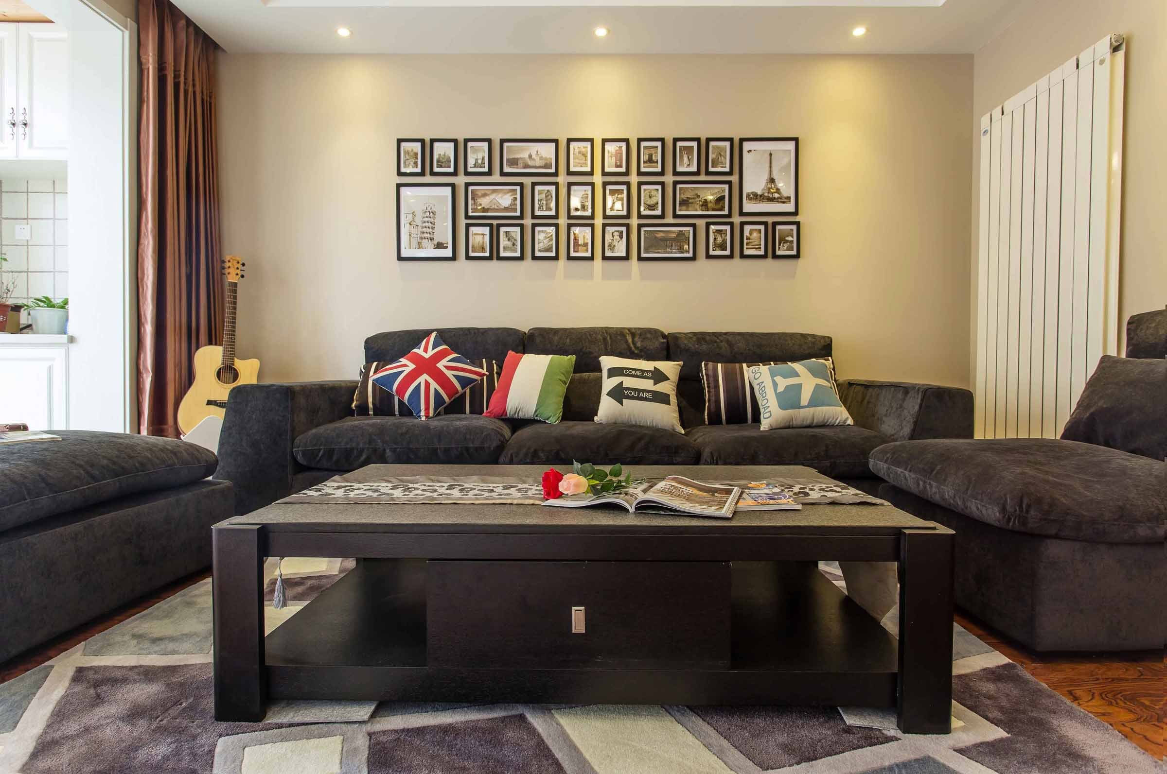 客厅的正面艺术照,关键是那半面墙的艺术照片墙,是不是灰常吸引