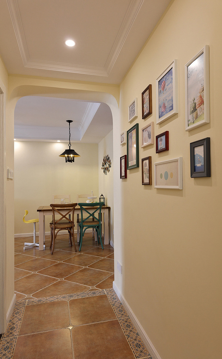 家计划入户墙上的照片墙到时可以放上一家三口的皂片