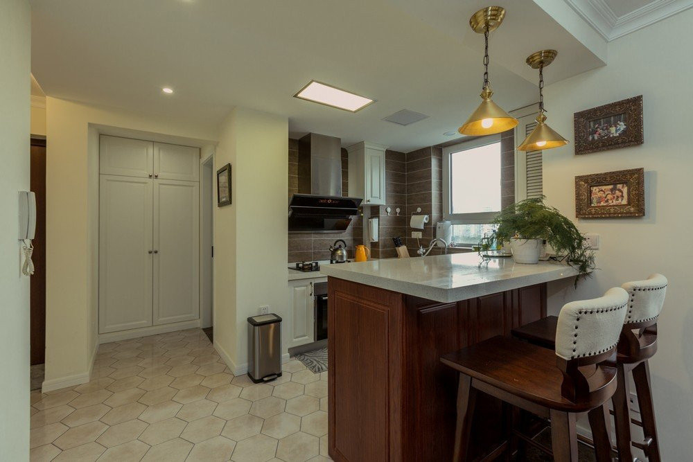 进门即是厨房,做的是半开放式,非常喜欢这个吧台.