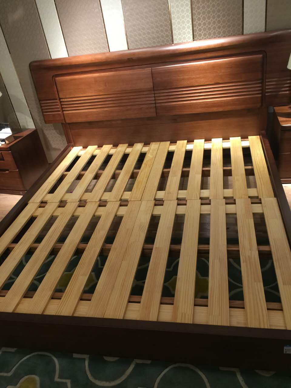 南洋迪克 北欧现代高品味实木家具 胡桃一号 床