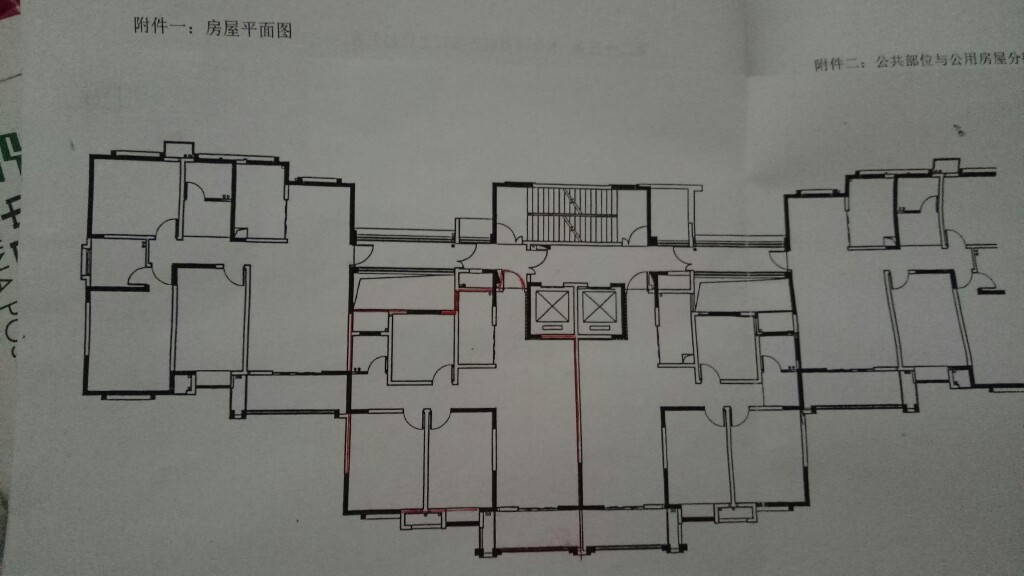 圖1紅線畫出來的是戶型圖 圖二管子旁邊砸掉一面牆包立柱 開發商設計