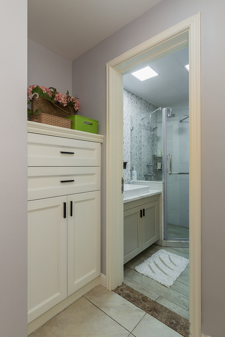 卫生间的柜门颜色调和我们餐厅的护墙板颜色一样.