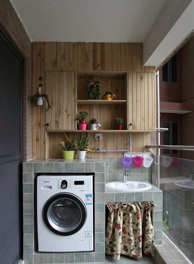 《家计划》阳台砖砌的台盆和洗衣机架子.上面防腐木条做的一面墙.