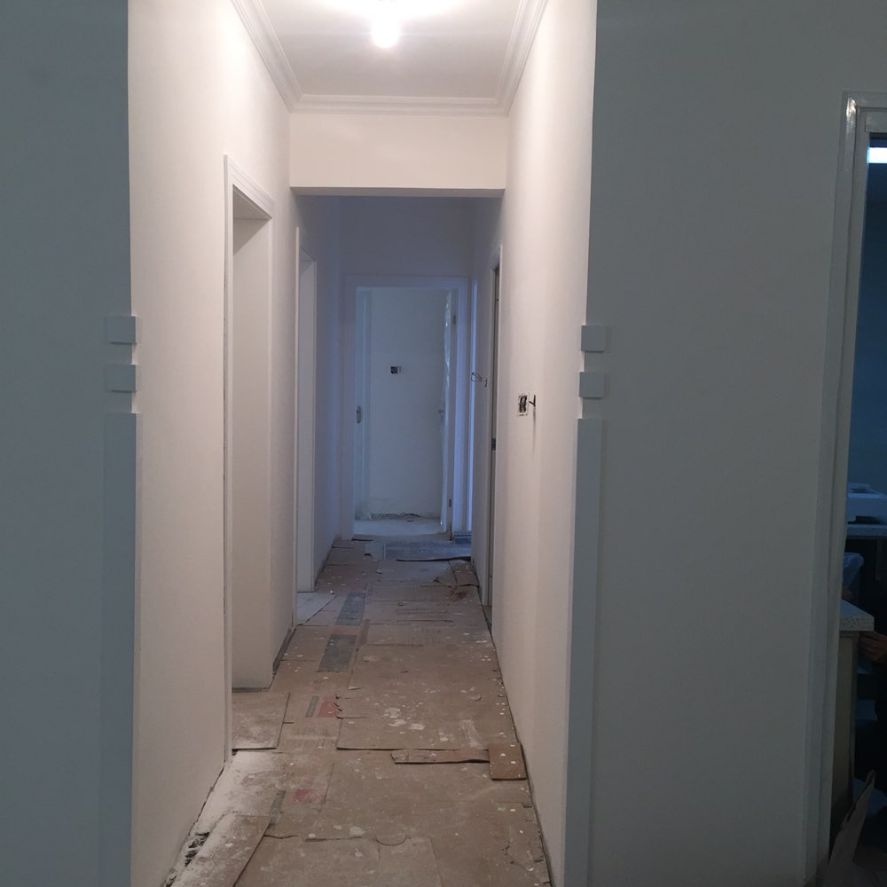 阳台 昨天乳胶漆底漆涂刷完毕了,等过两天就可以上面漆了,磨人.