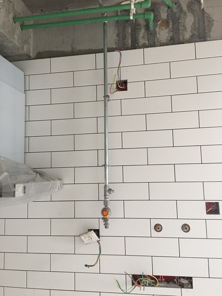 餐厨今天把天然气管道进行了改装也是费了老鼻子劲了抽油烟