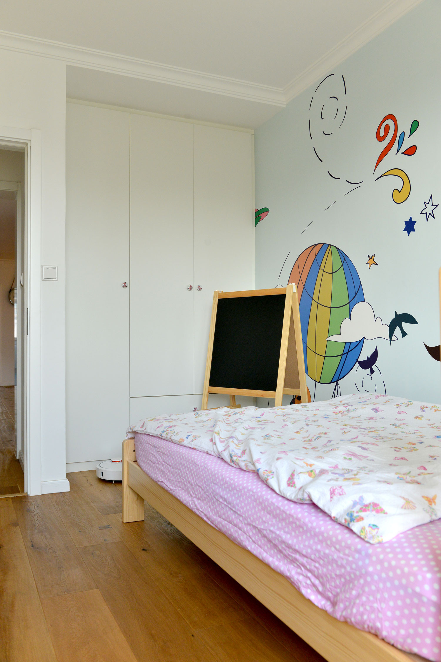 北欧风格三居装修儿童房衣柜图片