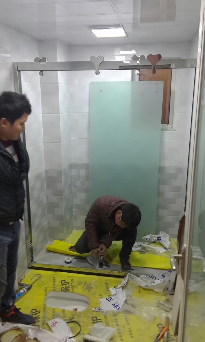 客厅今天安装淋浴隔断的上门安装由于下午工作忙