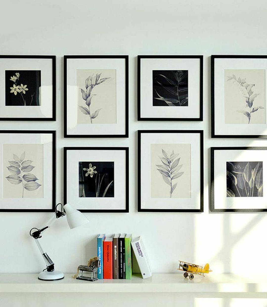 如果家里要整一面照片墙的话一定要先摆好各种相框的位置看搭