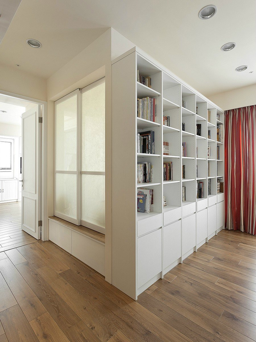 书房# #窗帘# #灯具# #书架# 书房后面是一个小和室,后面咱们再细说