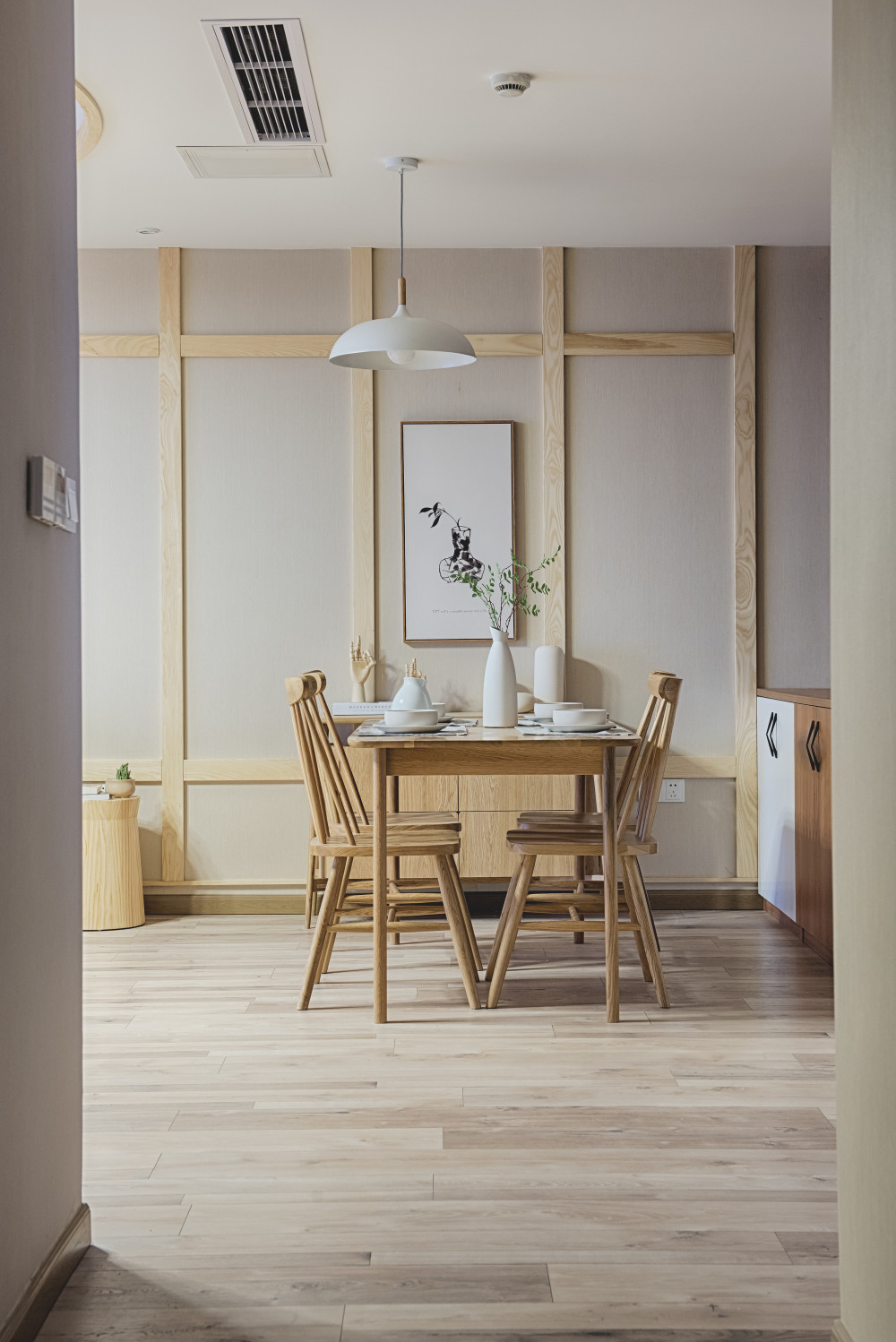 日式三居装修餐桌椅图片