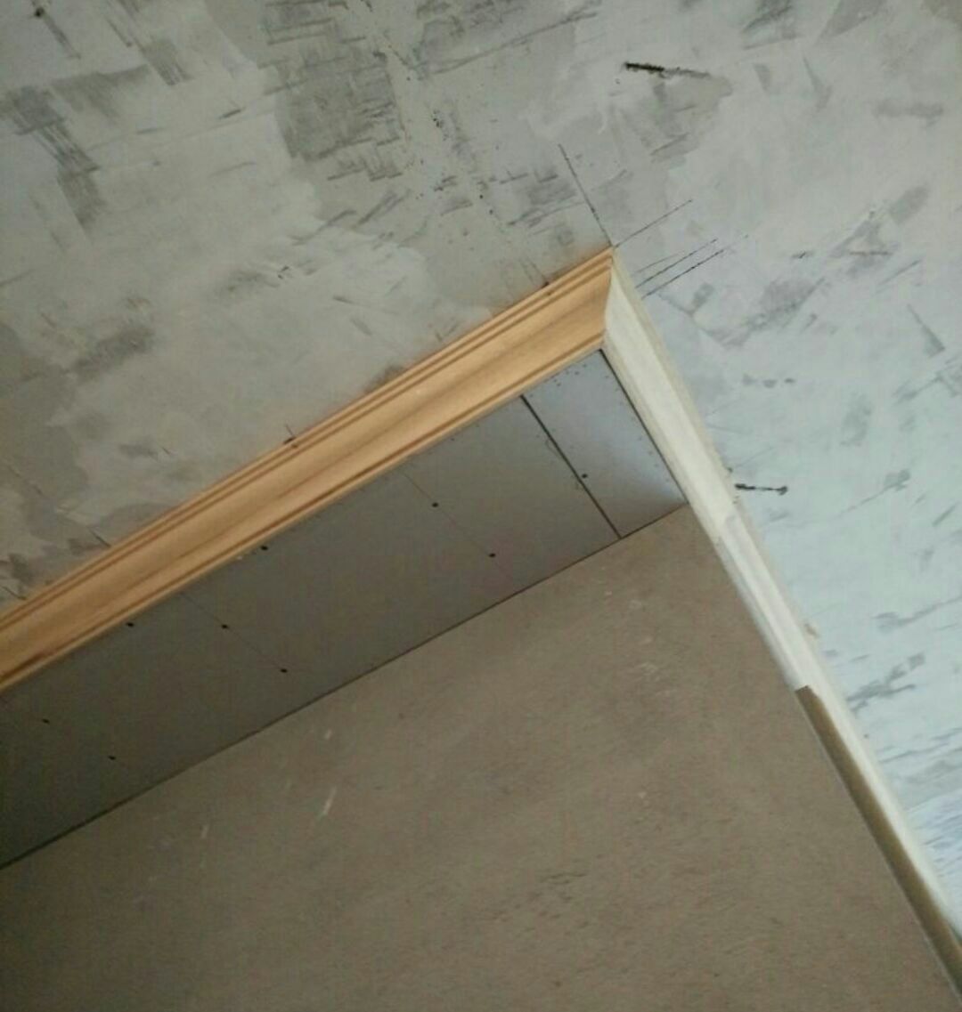 昨天贴木线条我老公跟木工师傅一拍即合厚的在上面薄的在下面