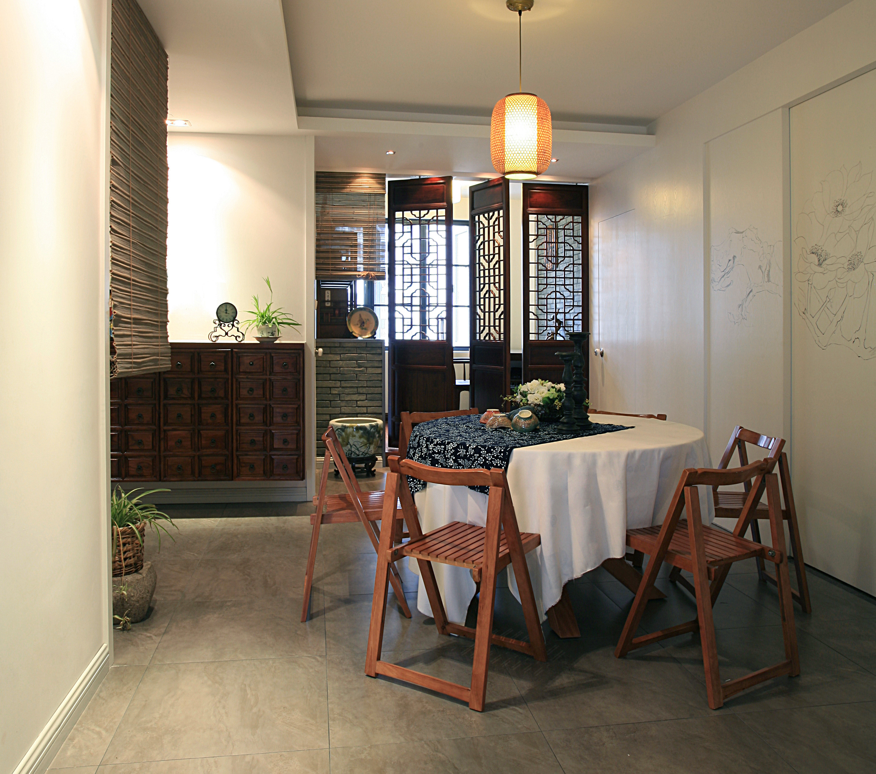 中式风格,三居室装修,110平米装修,20万以上装修,餐厅,餐桌,餐边柜,门,咖啡色