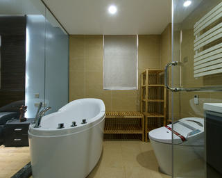 现代三居装修浴缸图片