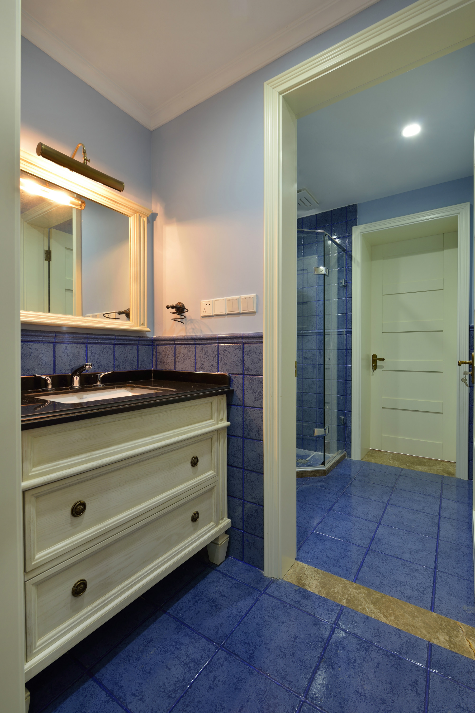 美式风格,四房装修,140平米以上装修,20万以上装修,卫生间,洗手台,蓝色