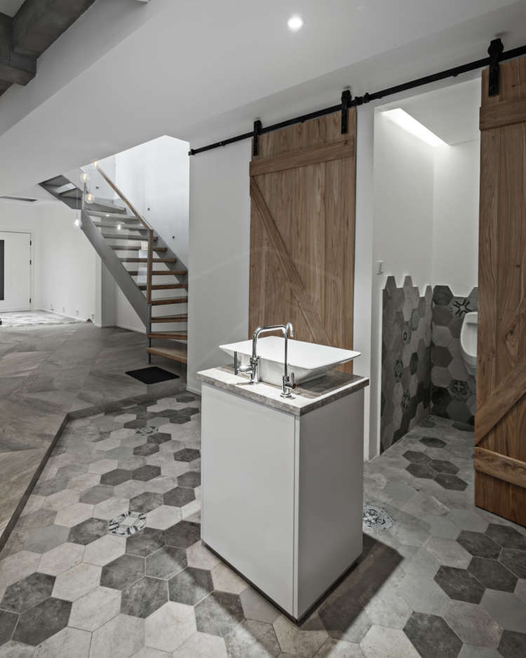 卫生间门采用了谷仓门的设计,确保隐私同时也让卫生间空气流通,.