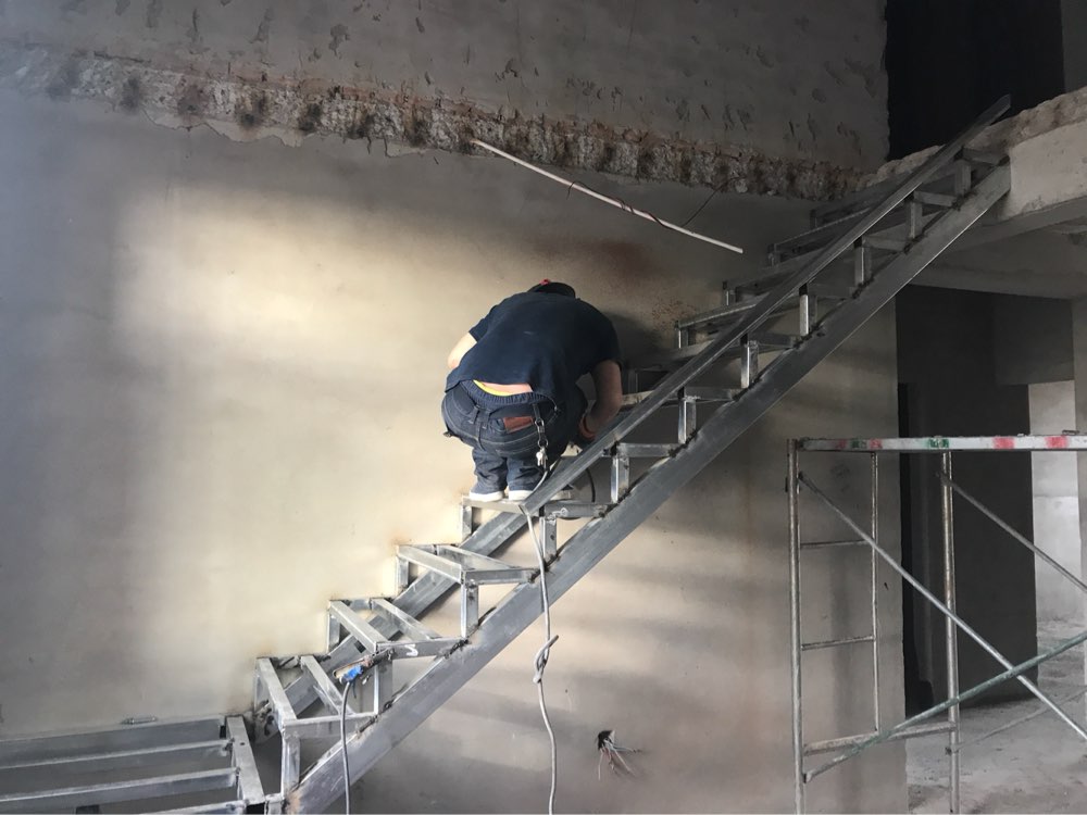 焊接楼梯中明天完工