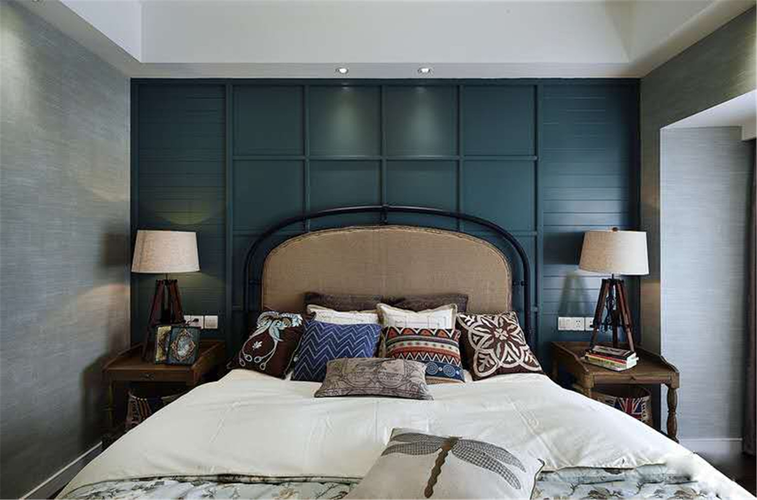 美式风格,10-15万装修,110平米装修,三居室装修,卧室,背景墙,灯具,蓝色