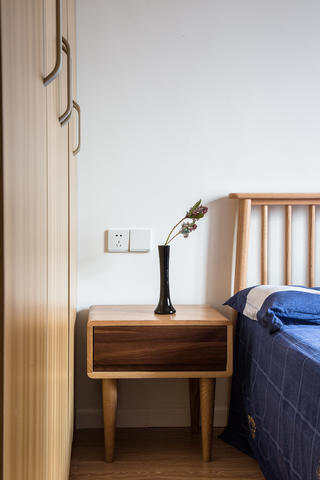 二居室日式风格家床头柜图片