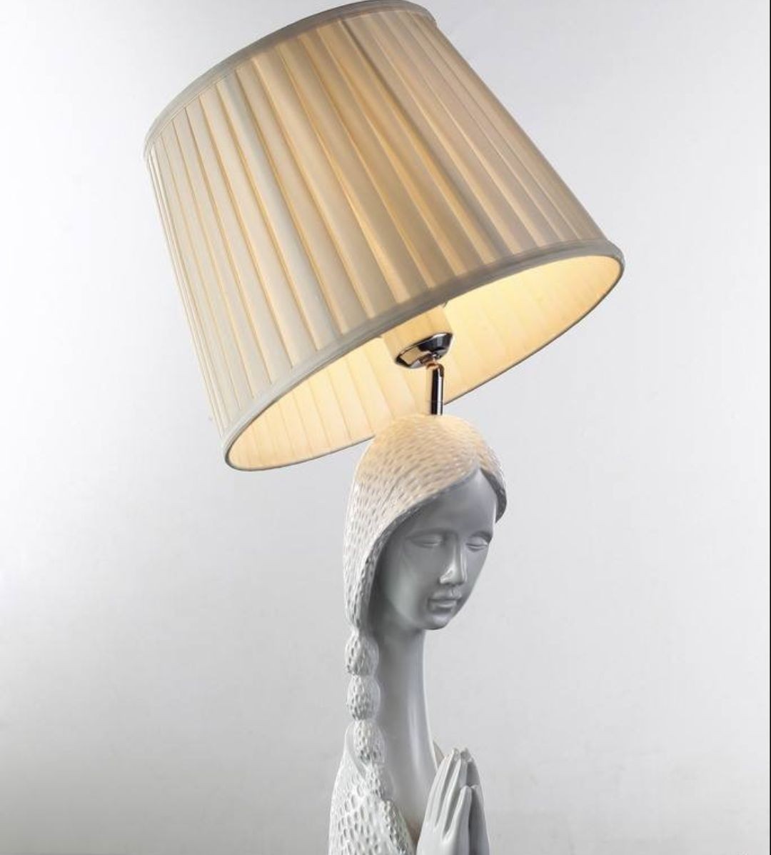 居然还有这么多造型的台灯.生活真是丰富多彩呀!