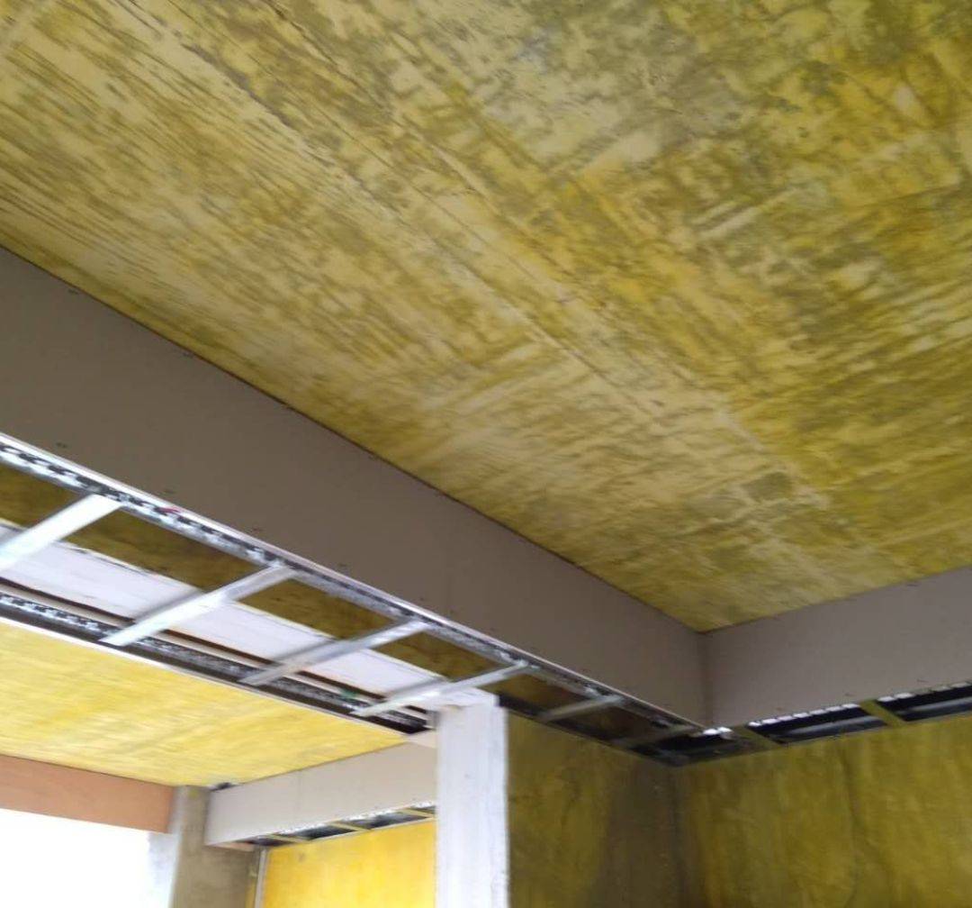 吊顶工程全部轻钢龙骨做骨架可耐福石膏板做饰面转角采用整