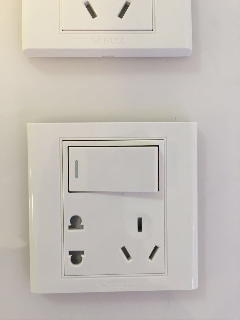 超爆公牛装饰开关插座五孔1电源面板86型墙壁开关g05