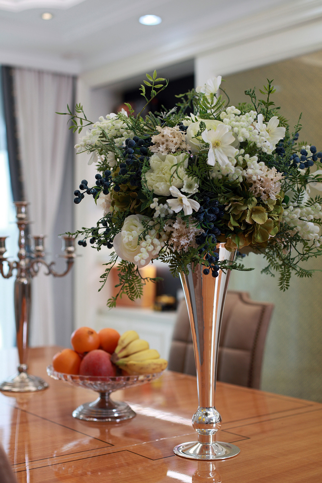 大户型美式装修餐桌装饰花瓶图片