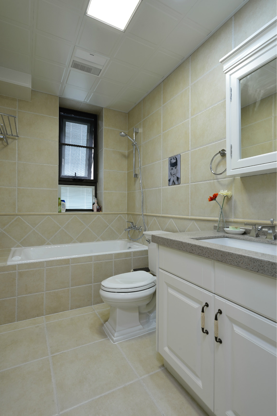 简美风格三居卫生间装修效果图 浴室柜 淋浴房 镜柜 简美三居装修卫生