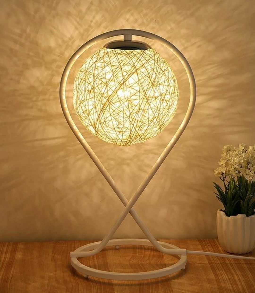 收藏了很久的台灯,有不同的颜色可选,可配各种风格.开灯的时候.