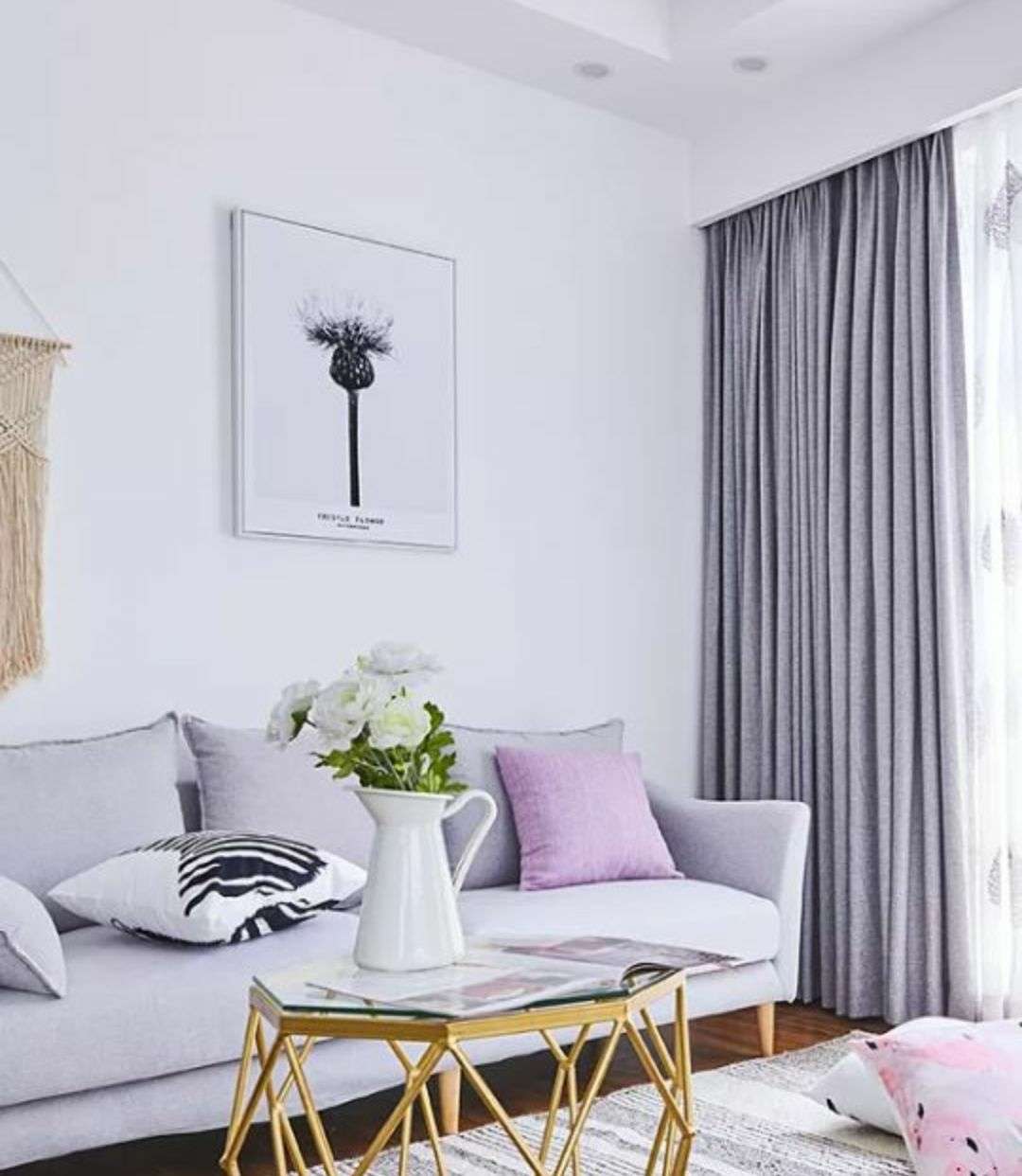 亚麻布窗帘加白色纱帘灰色布艺沙发配着紫色黑白色的抱枕一张
