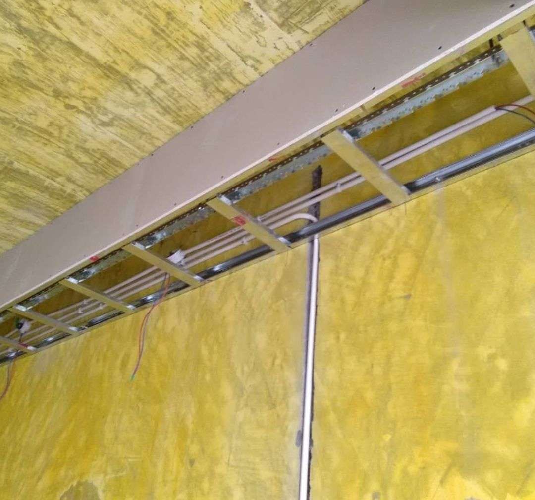 吊顶工程全部轻钢龙骨做骨架可耐福石膏板做饰面转角采用整