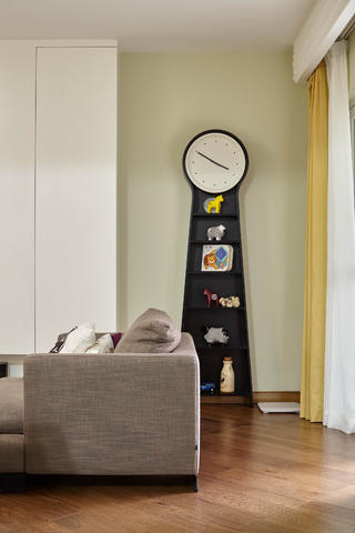 新北欧三居室装修时钟置物架图片