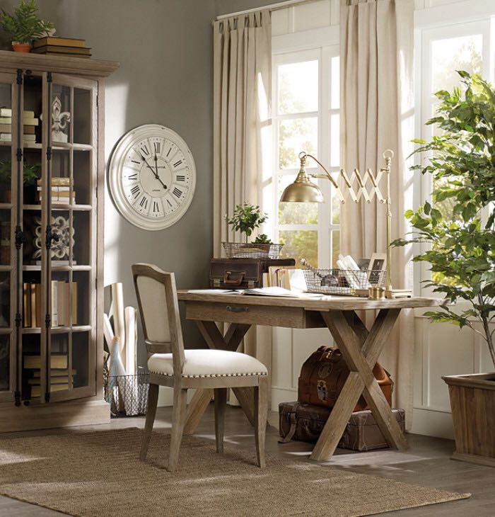 美式书房的一角--书桌 配上独特的简易台灯以及一些书房用品,.