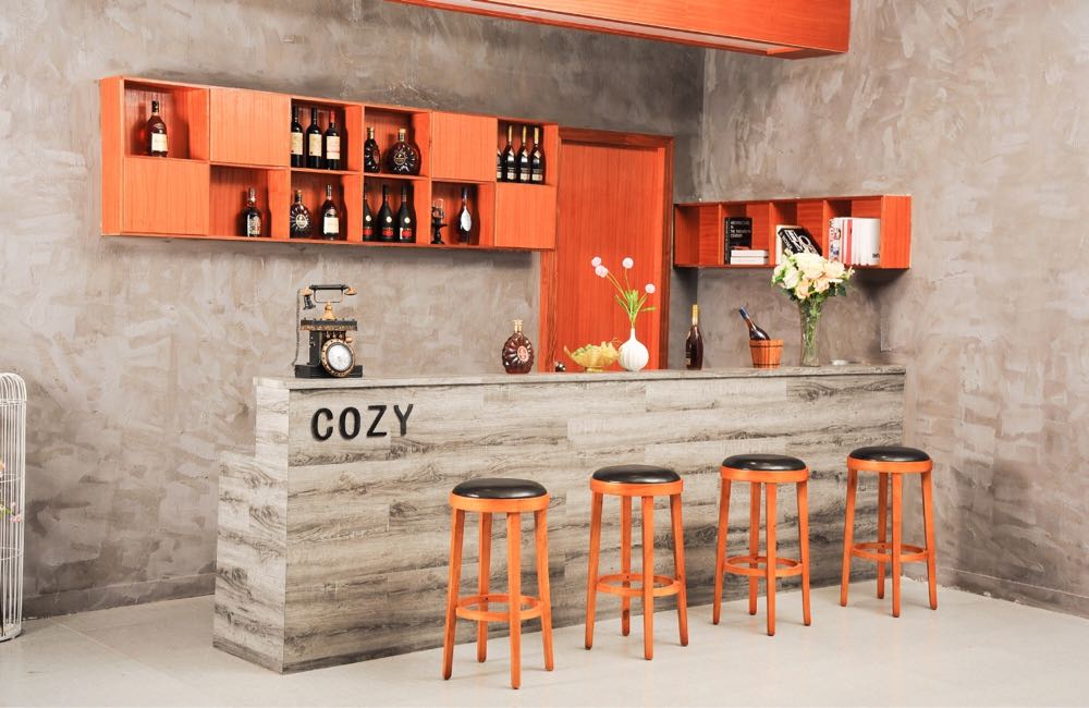 工业风吧台设计.艺术水泥批刮手法,搭配亮橘黄色椅柜,吧台上清.