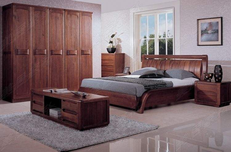胡桃木色家具和窗帘图图片