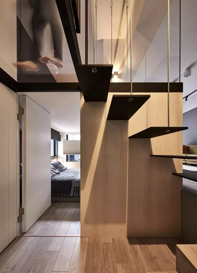 隔层作为儿童房使用 除了地板为玻璃材质外 还选用玻璃墙和黑色框架的