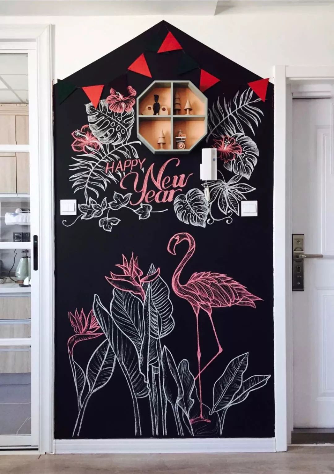 她仅用一面黑板墙,装饰了家里的"春夏秋冬"