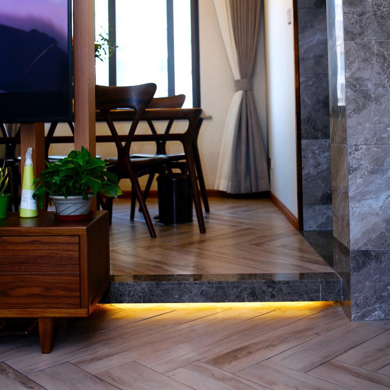 客餐厅的互动利用了地面抬高作处理,也