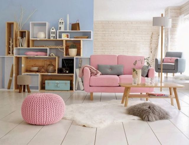 粉蓝搭配总是可以出小清新的效果,简单的蓝色墙面再配上粉色沙发,整体