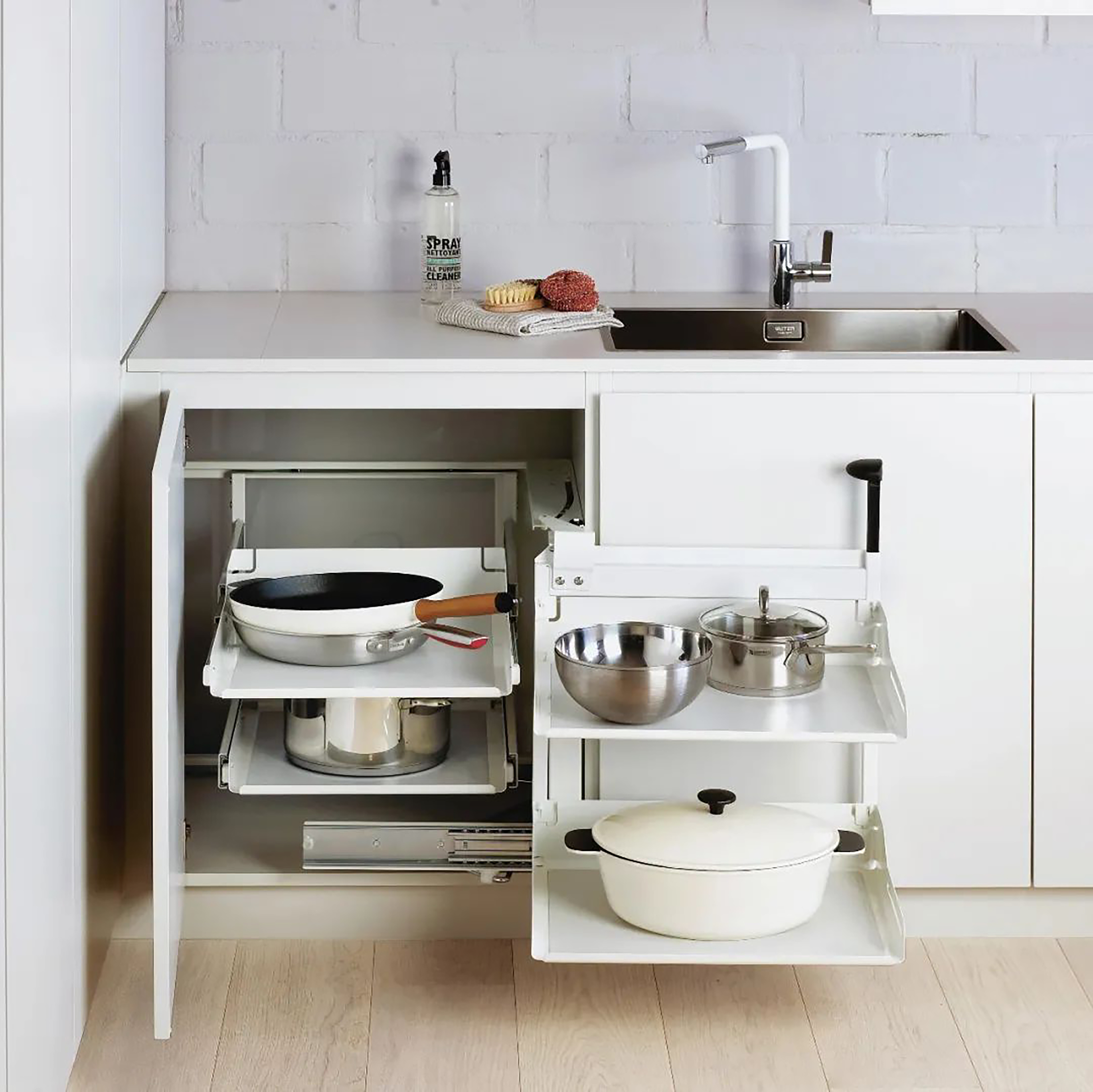 灶台下面的抽屉柜不要放食品,因为煮东西时温度比较高,会容易变质.