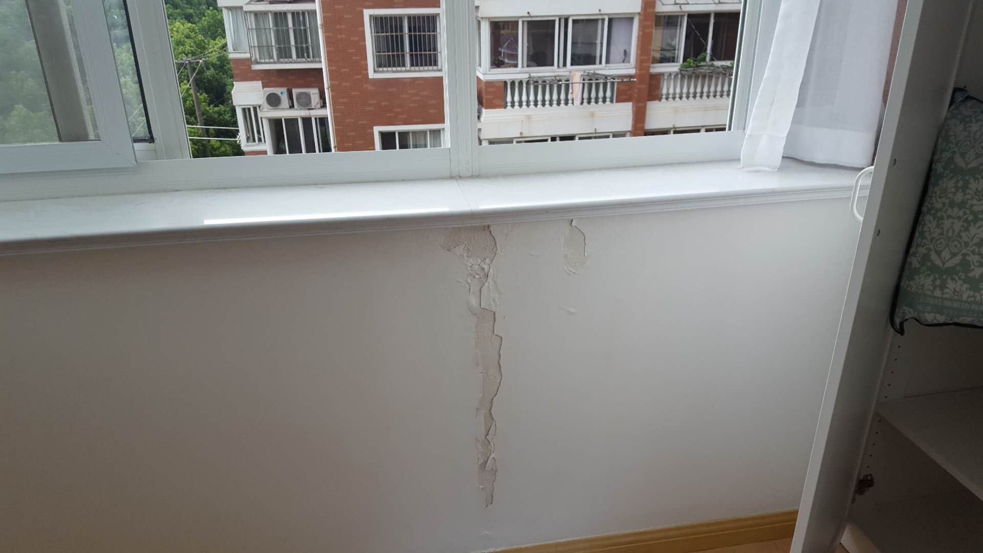 阳光房窗台漏水,想加长额外长度,两个方案哪个好?