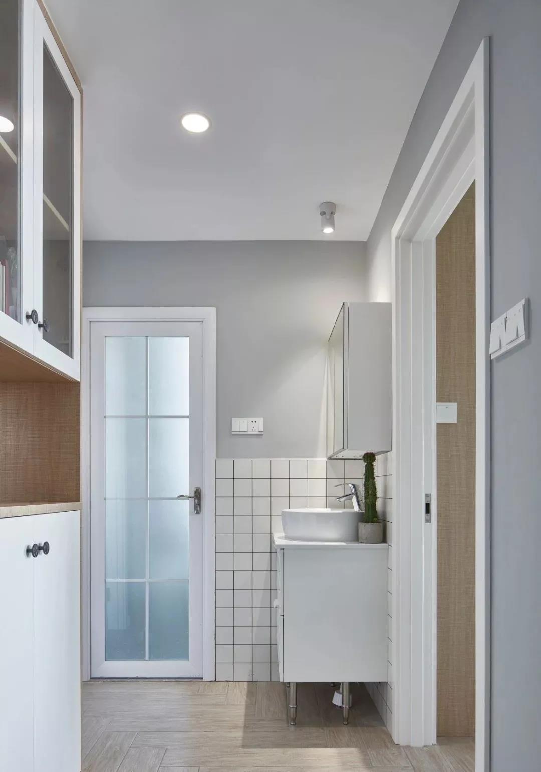 卫生间把洗手盆外置到门外,让卫生间即便有人的情况下,洗手盆也可以