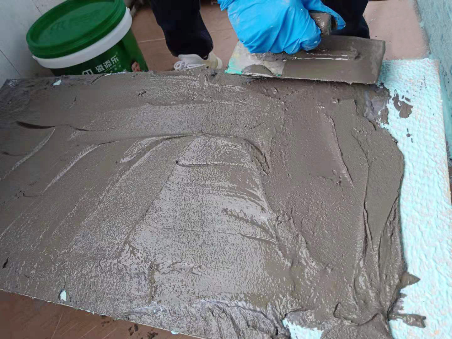 大板背胶即刷即贴型施工需要注意哪些事项?