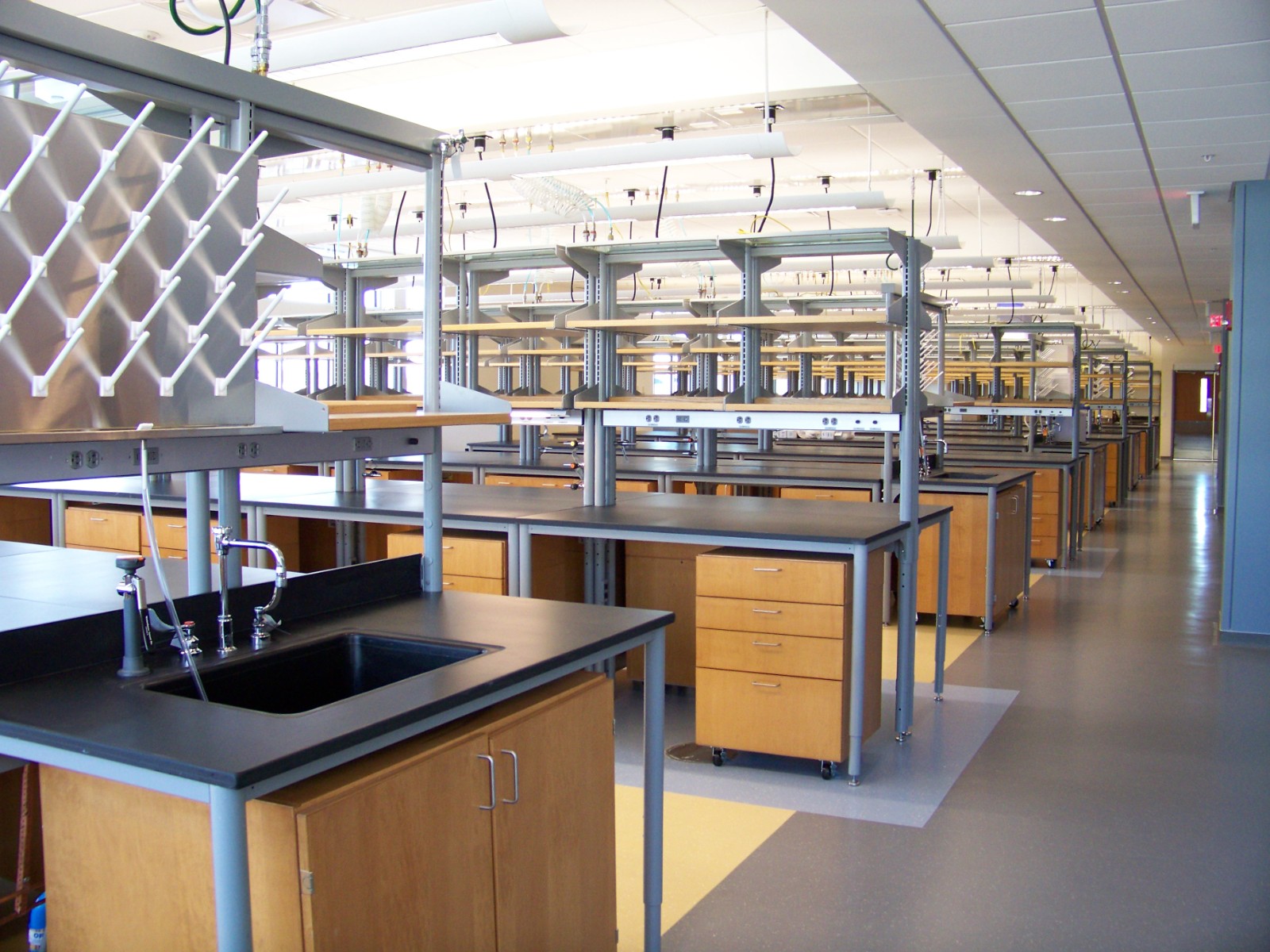 教科书式的实验室装修效果就在这里欧神诺实验室陶瓷台面