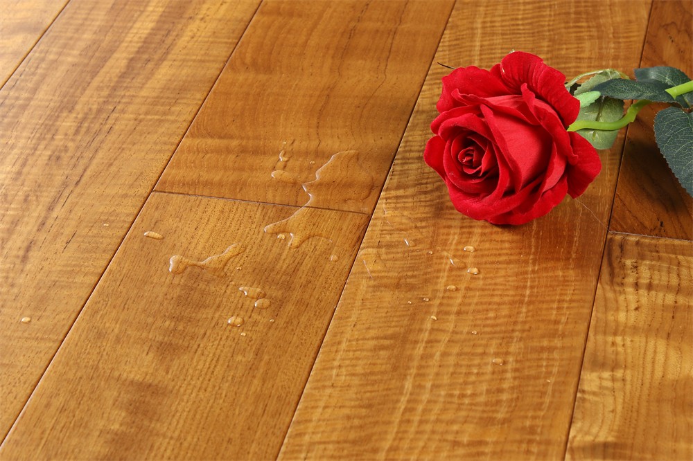 水波纹地板在柚木地板中是最为稀少的,被誉为木中黄金,不仅像黄金一般