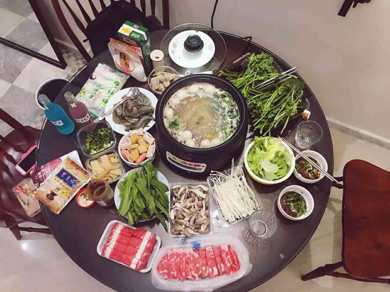 冬天了,家里的大圆餐桌就可以拿来吃火锅啦.