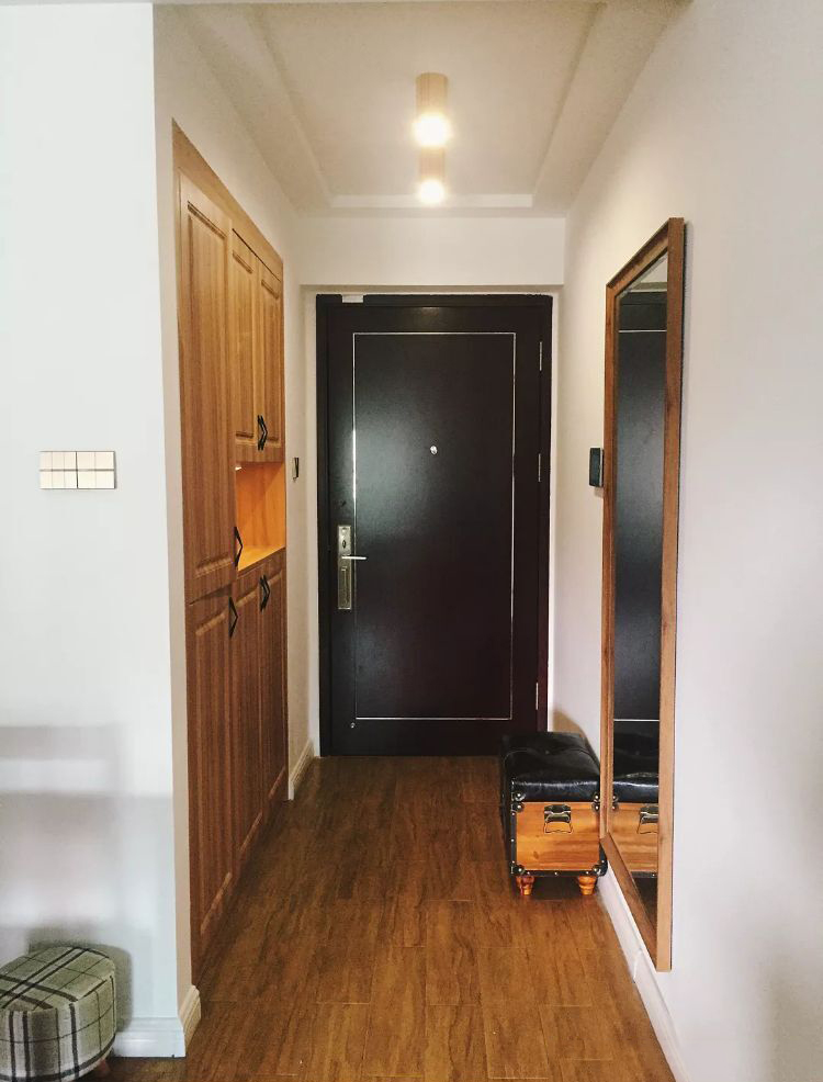 现代风格设计,入户门厅空间区域设置独立的换鞋区域,进门鞋柜.